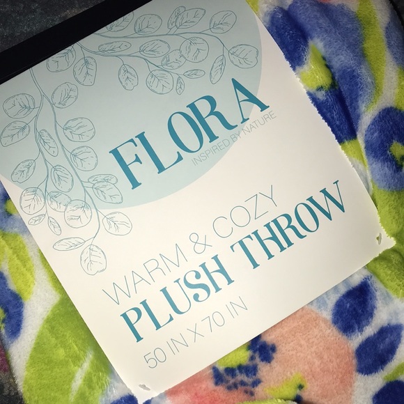 NWT floral soft plush throw by Macys - Picture 5 of 5
